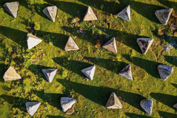 "Зубы дракона" на траве: Синегубов объяснил, почему материалы для фортификаций лежат на окраинах поселков в Харьковской области