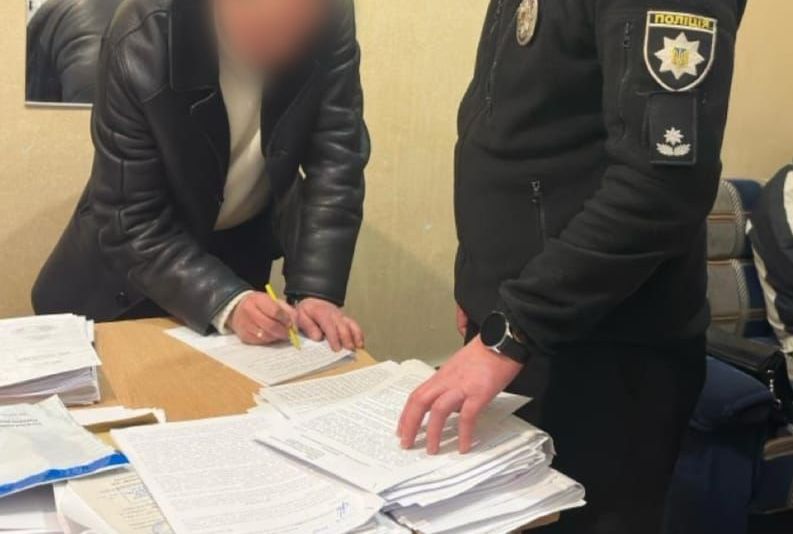 Харьковский чиновник забирал себе зарплаты подчиненных