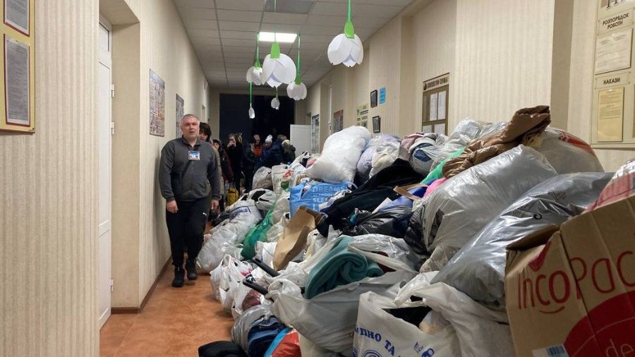 "Мы не успевали принимать помощь и благодарить людей": харьковчане "засыпали" вещами для пострадавших школу