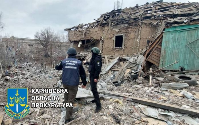 РФ сбросила несколько авиабомб на Купянский район: много разрушений, есть раненые (фото)