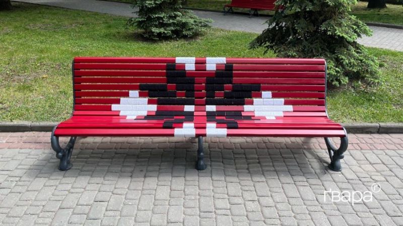 В Харькове украсили скамейку ко Дню Вышиванки (фото)