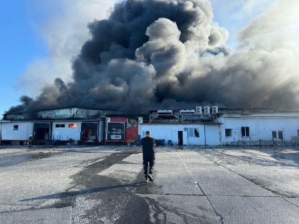 Прилет и пожар на мясокомбинате в Харькове: видео последствий