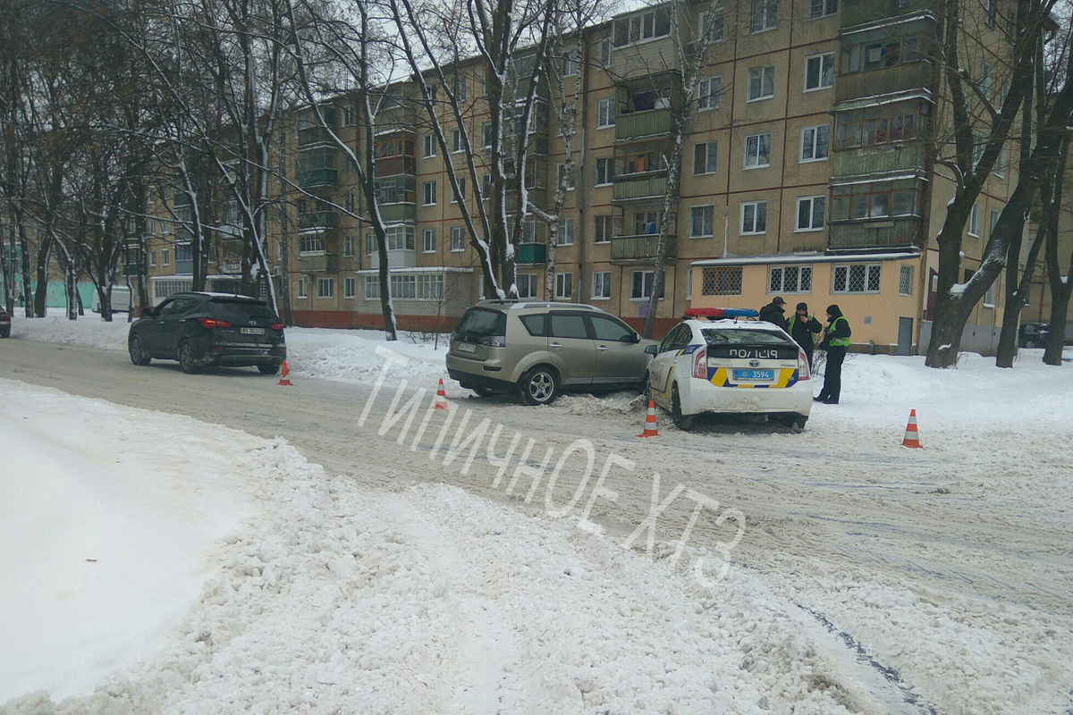 На ХТЗ разбили полицейский Prius, есть пострадавшие (фото)
