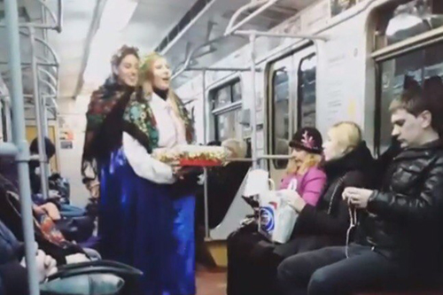 В харьковском метро пели колядки (видео)