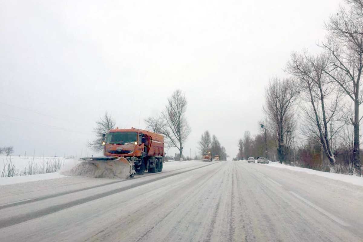 С харьковских дорог убрали тонны снега