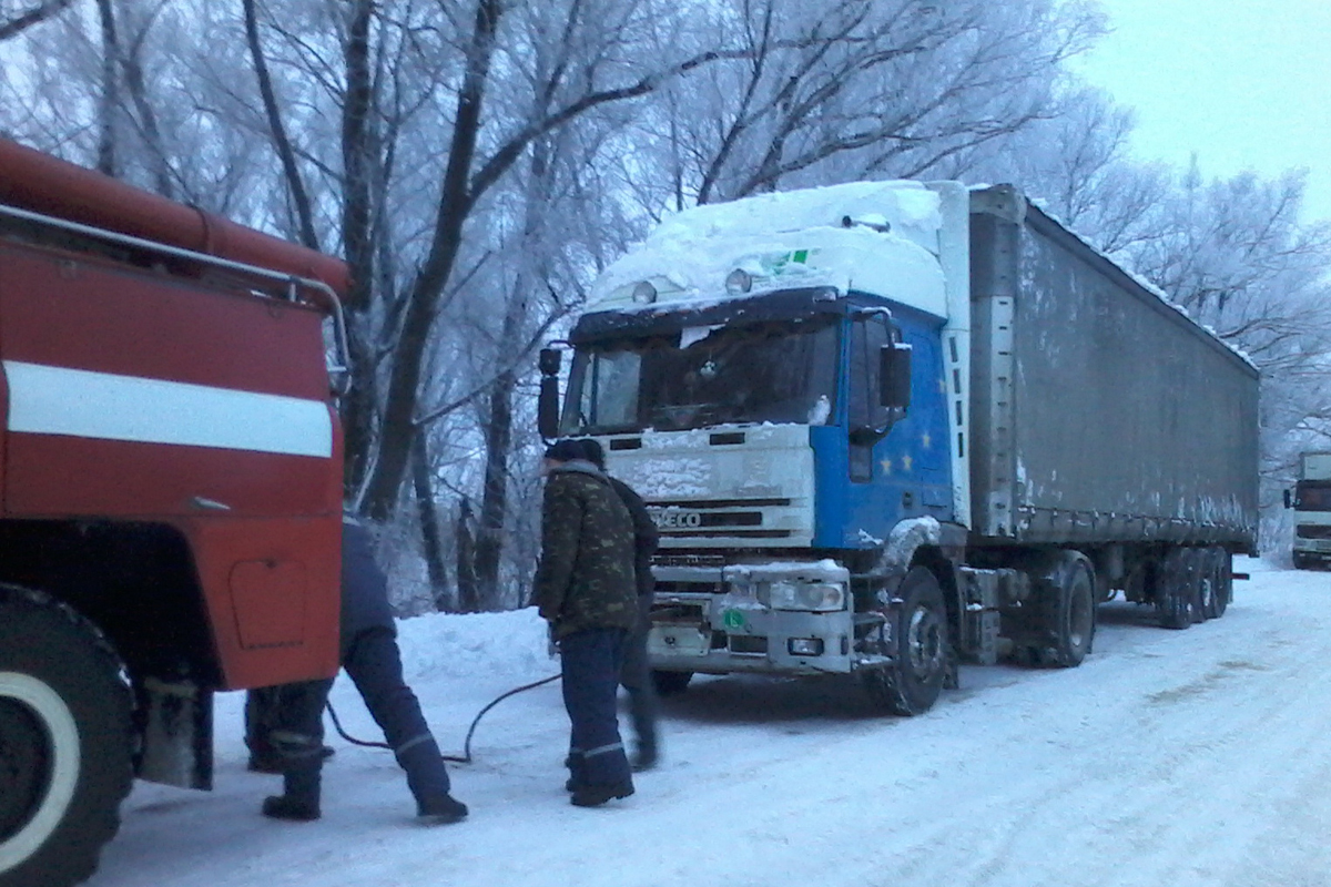 В Харькове на дорогах застряли три фуры