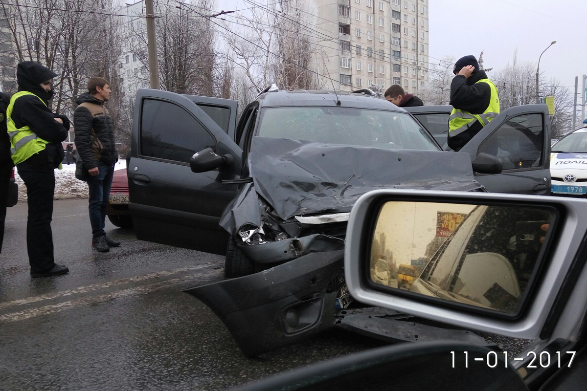 На Салтовке - ДТП, есть пострадавшие (фото)