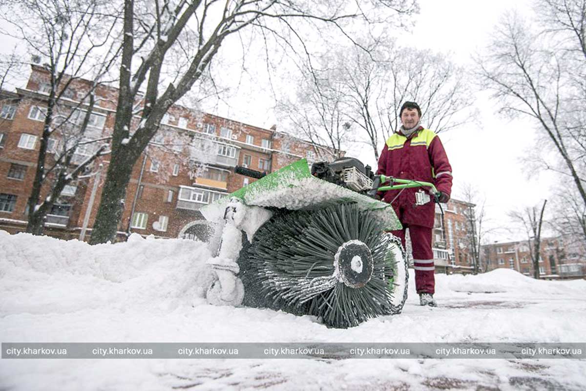 В Харькове начали уборку снега роторными машинами (фото)