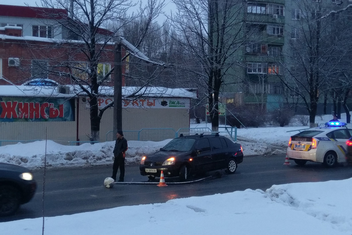 На Салтовке уличный фонарь упал на автомобиль (фото)