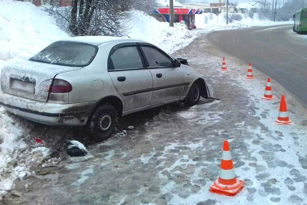 Маршрутка попала в аварию на ХТЗ, есть пострадавшие (фото)