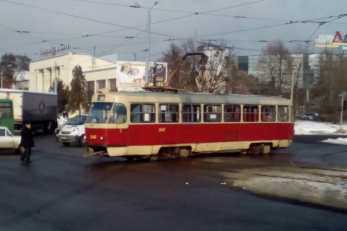На Котлова трамвай сошел с рельсов (фото)