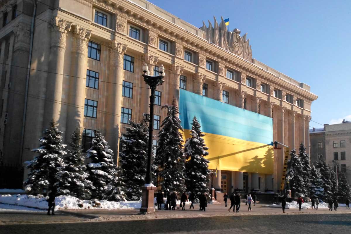 На Сумской повесили огромный флаг Украины (фото)