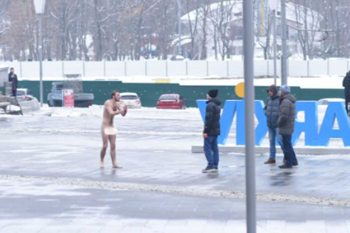 Возле Госпрома гулял голый влюбленный парень (фото)