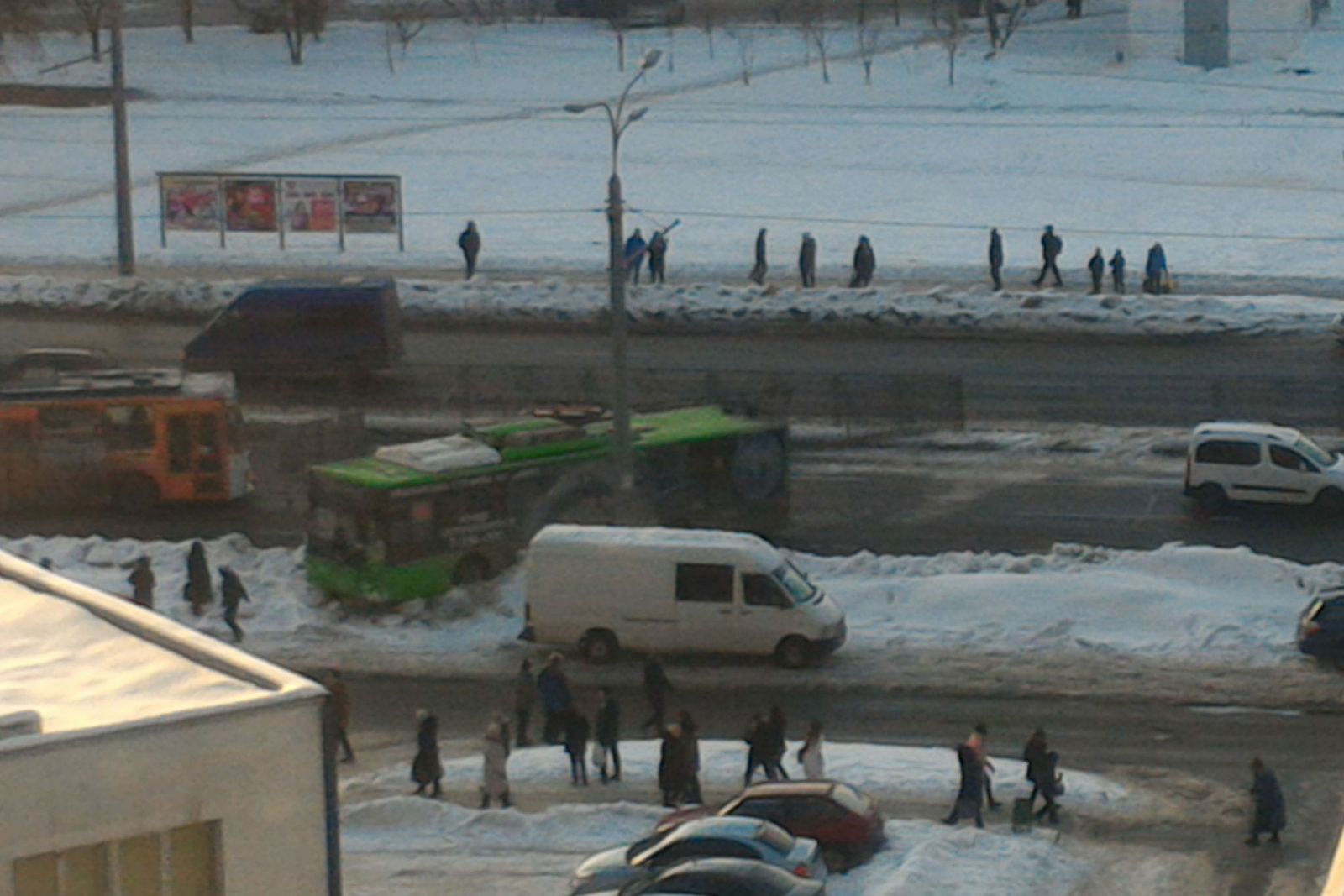 На Гагарина троллейбус снес забор и вылетел на встречную полосу (фото, обновлено)