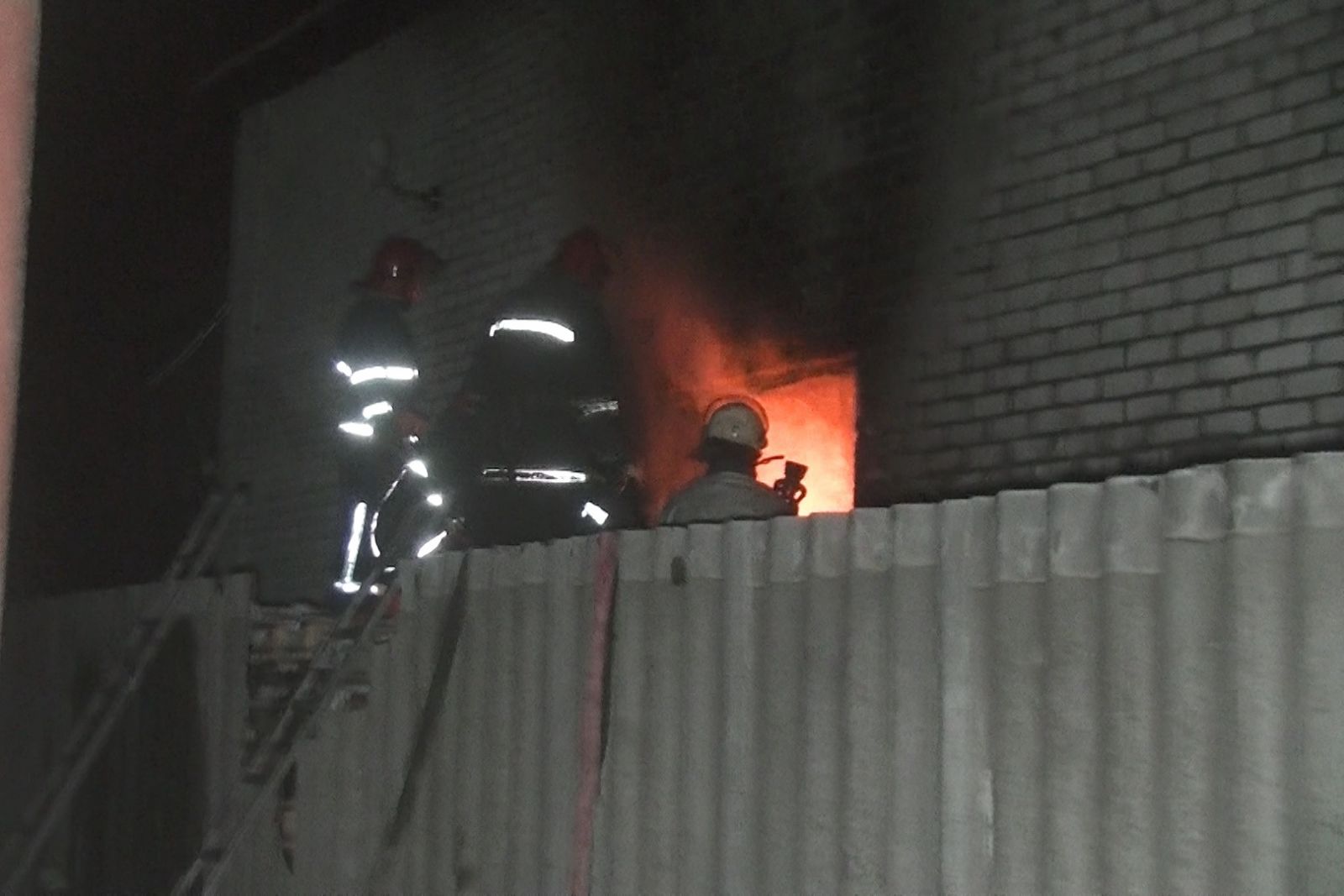 Тридцать пожарных тушили горящий дом (фото)