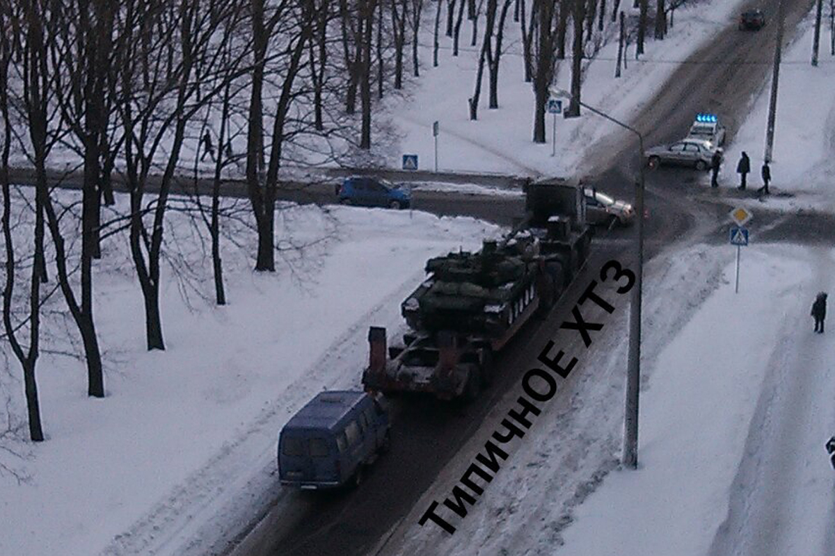 На ХТЗ легковушки заблокировали танк (фото)