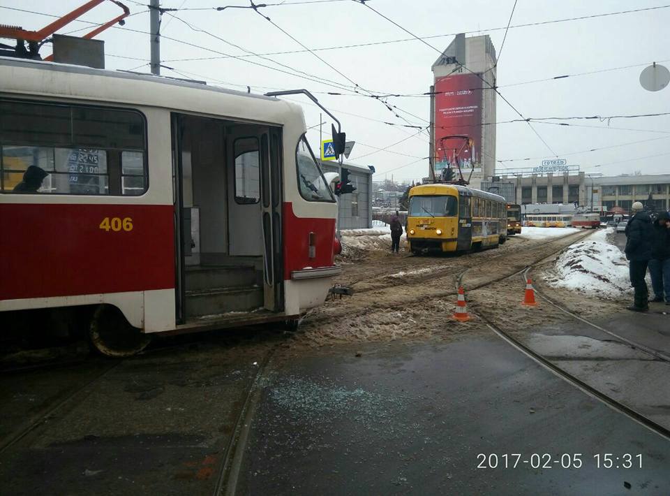 Возле вокзала столкнулись трамваи (фото)