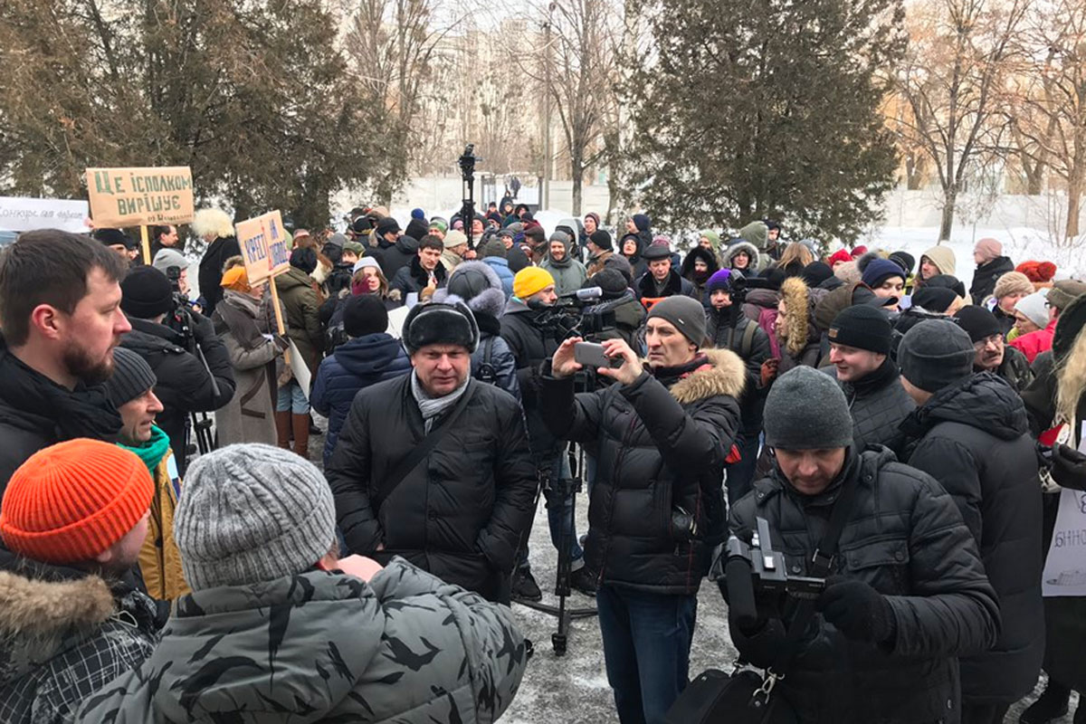 В Харькове - пикет против памятника на площади (фото, видео)