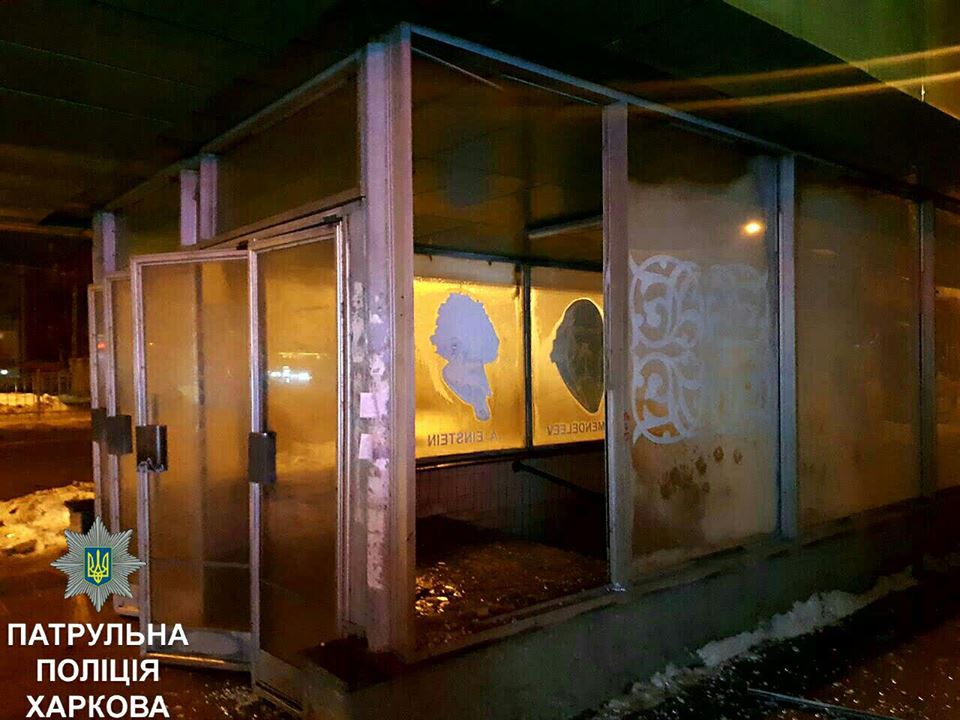 Мужчина разбил стекло в павильоне метро (фото)