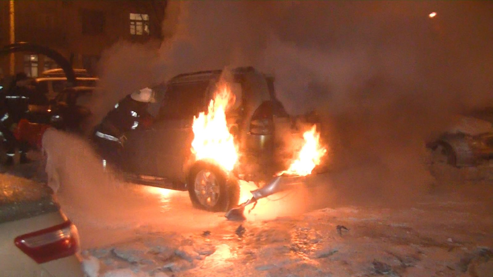 В центре сгорели три машины (фото, видео)