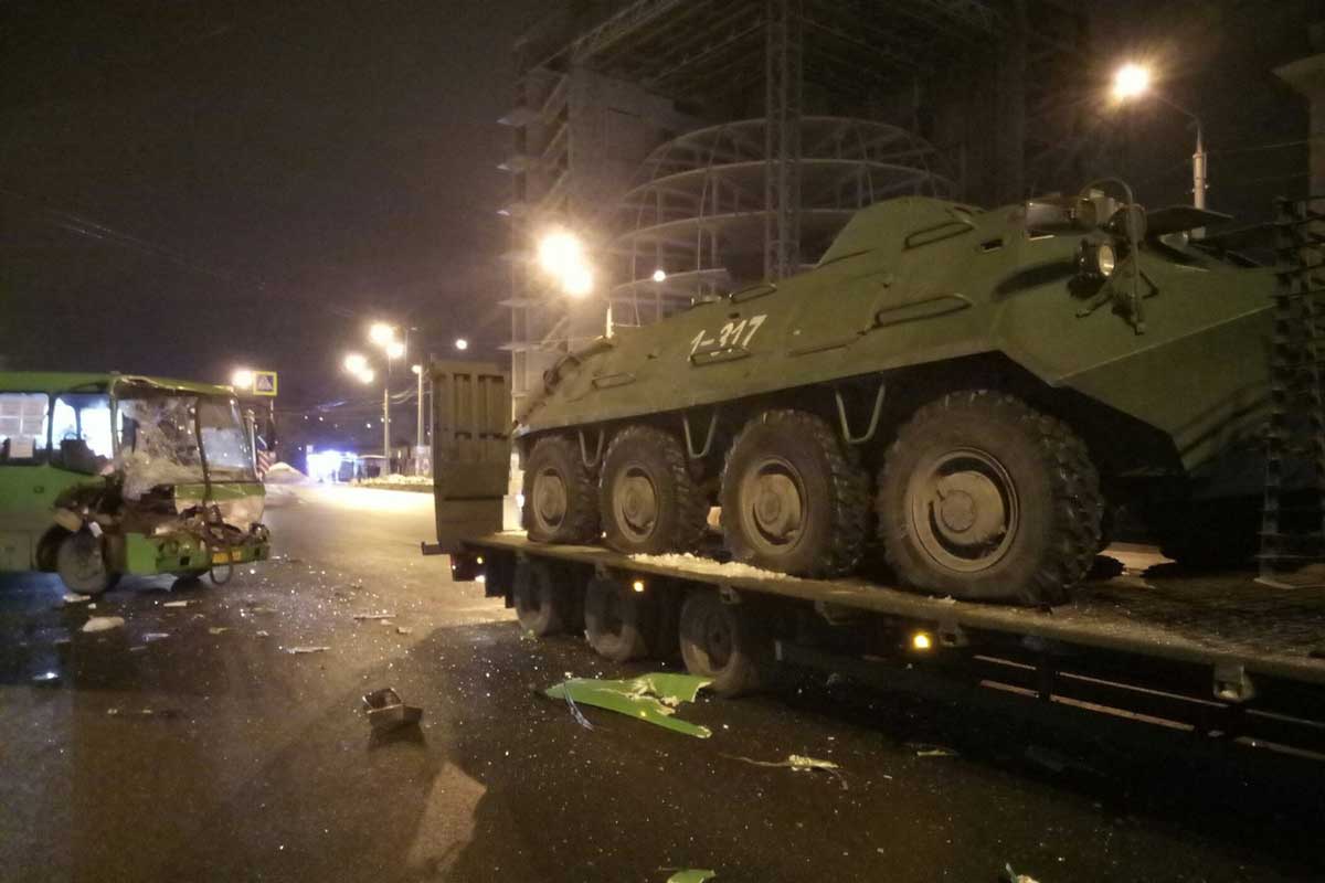 В Харькове произошло  ДТП с военной техникой (фото)