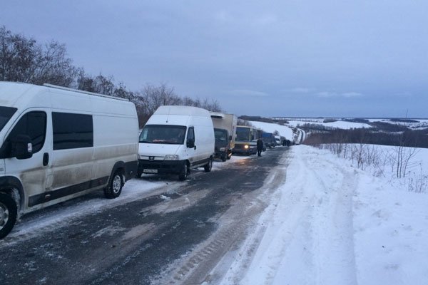 Почти 100 машин застряли в снегу под Харьковом (фото, видео)