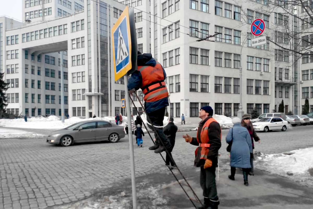В центре Харькова вандалы сломали дорожный знак (фото)