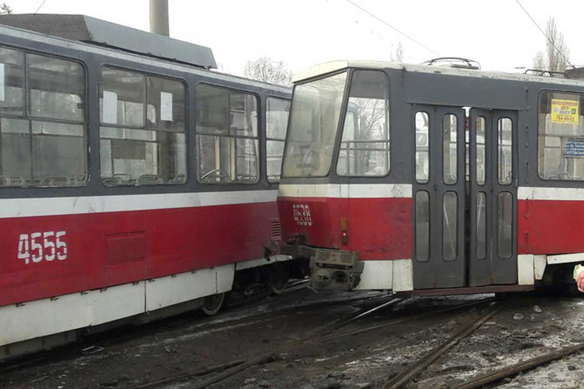 На Салтовке столкнулись два трамвая (фото)