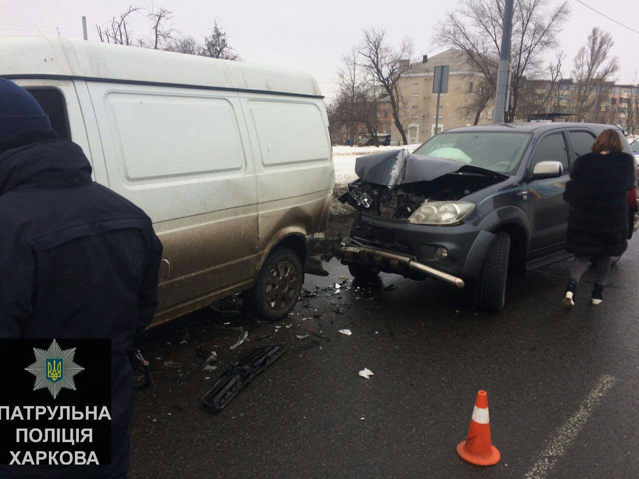 Toyota влетела в припаркованные машины: двое пострадавших (фото)