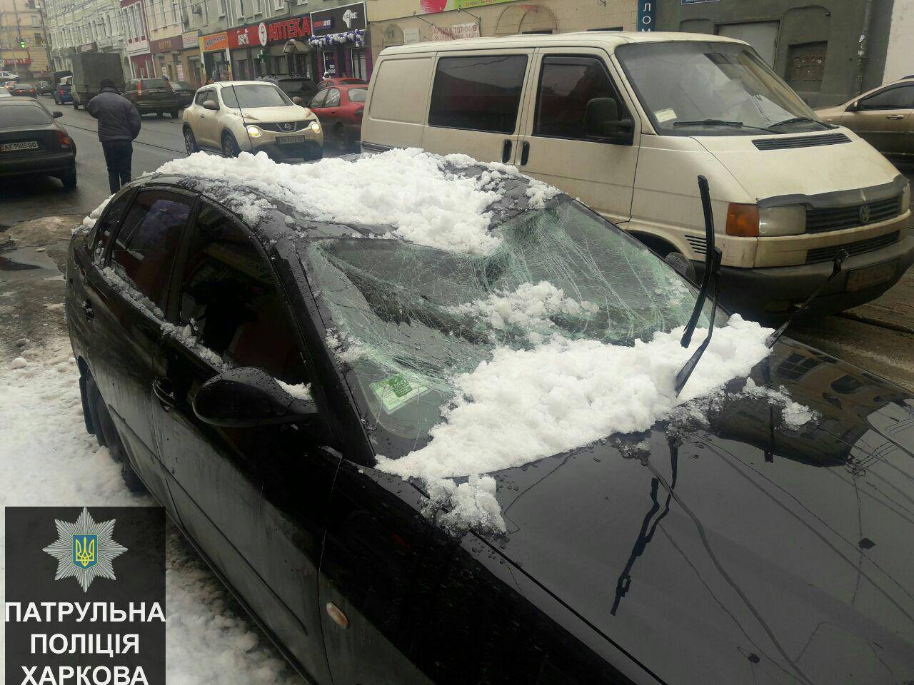 На машину упала глыба снега (фото)