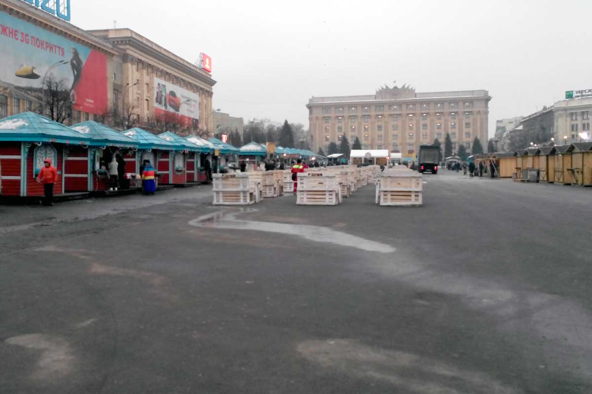 На площади Свободы появился пепелац (фото ярмарки)