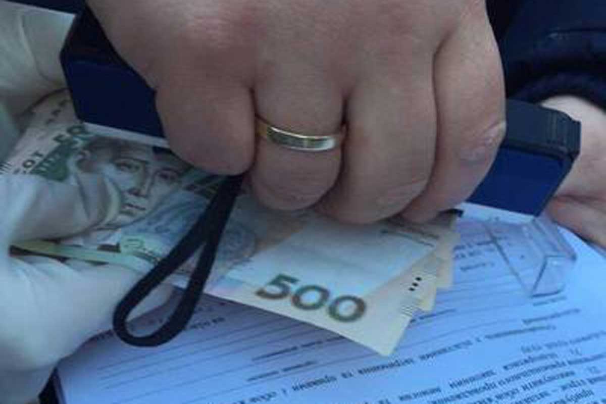 В Харьковской области чиновница налоговой попалась на взятке (фото)