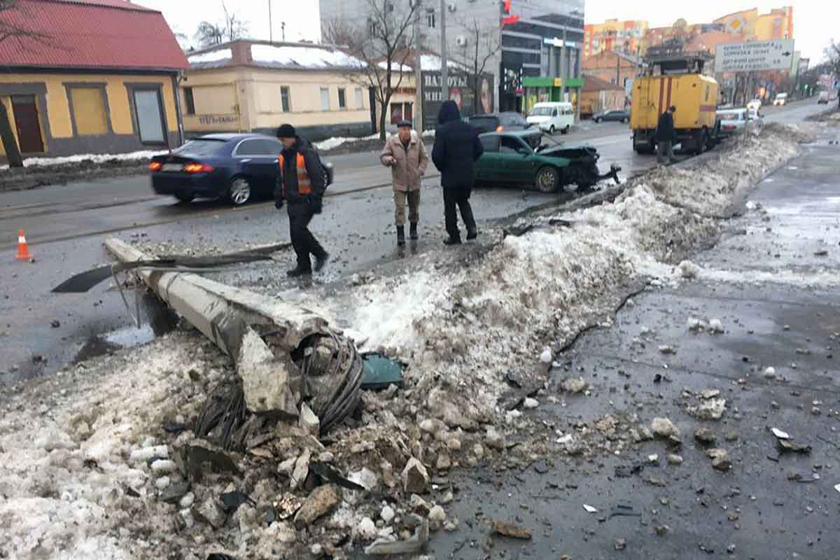 Легковушка снесла столб на Московском проспекте