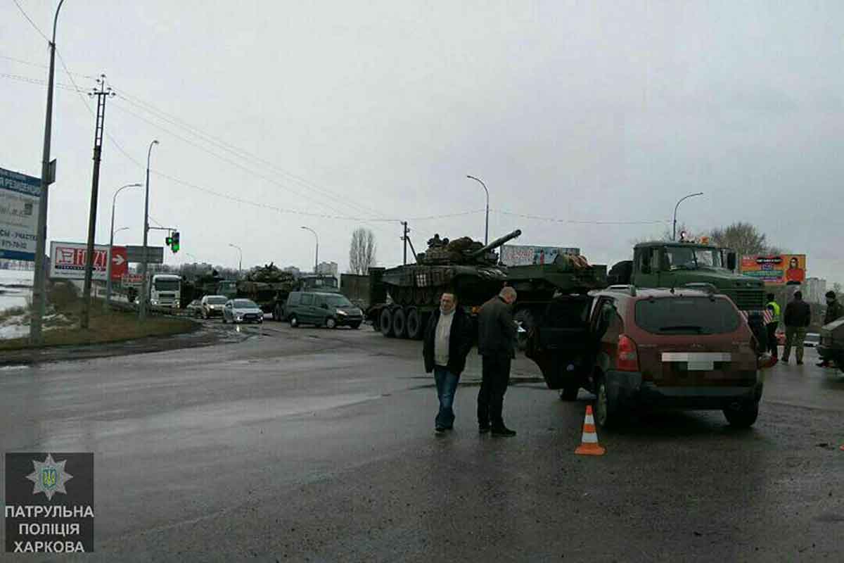 Столкновение танков и легковушки в Харькове: появилось видео