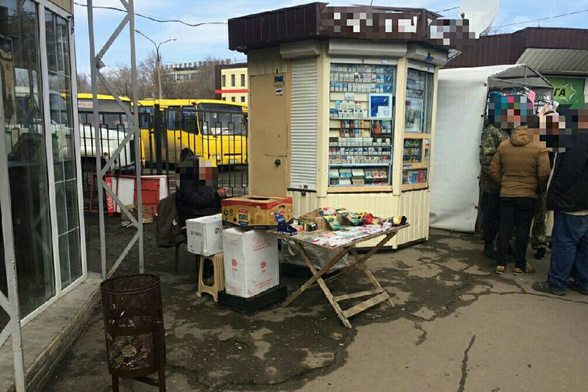 На Московском проспекте торговали сигаретами из "ДНР" (фото)