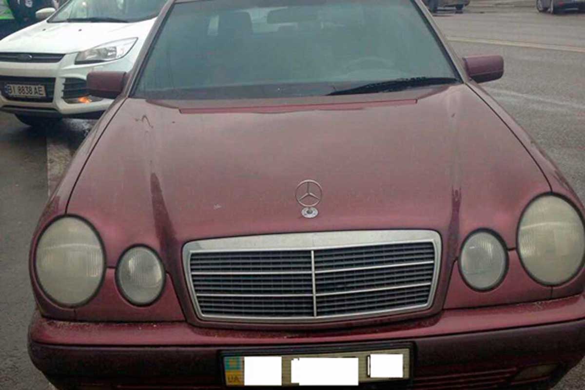 В Харькове остановили краденый Mercedes-Benz (фото)