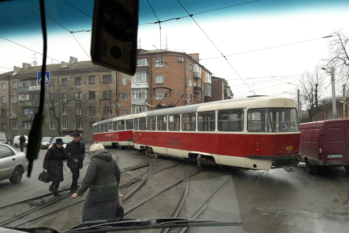 На Гольдберговской трамвай сошел с рельсов и перегородил дорогу (фото)
