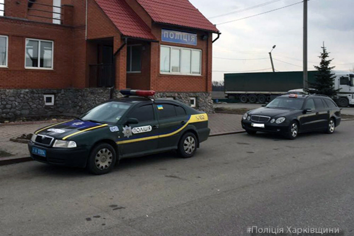 Под Харьковом остановили Mercedes с поддельными документами (фото)