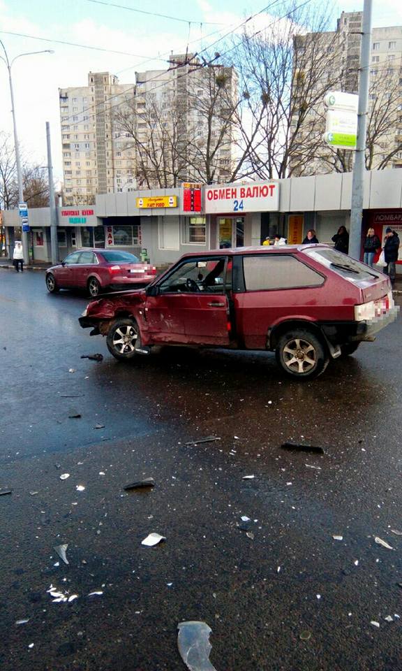 Авария на Алексеевке: четверо пострадавших (фото)