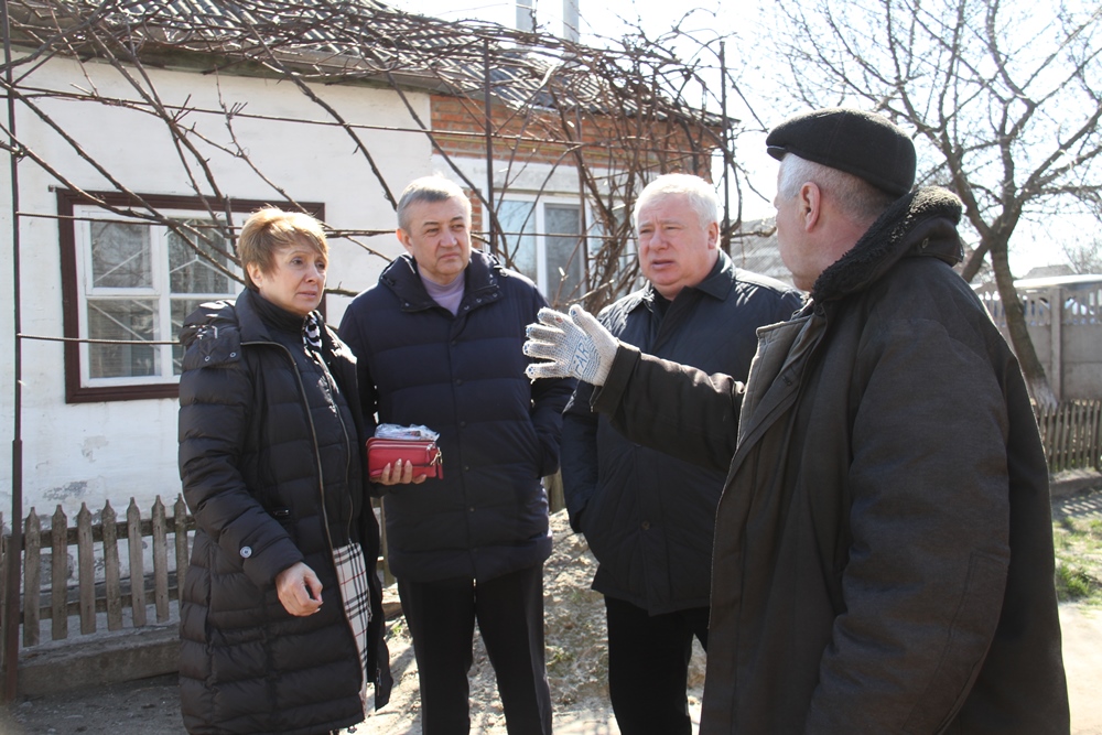 Депутаты "Відродження" помогают жителям Балаклеи восстанавливать жилье