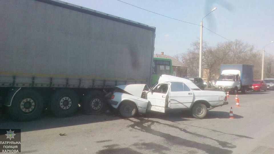 Авария с грузовиком: есть пострадавшие (фото)