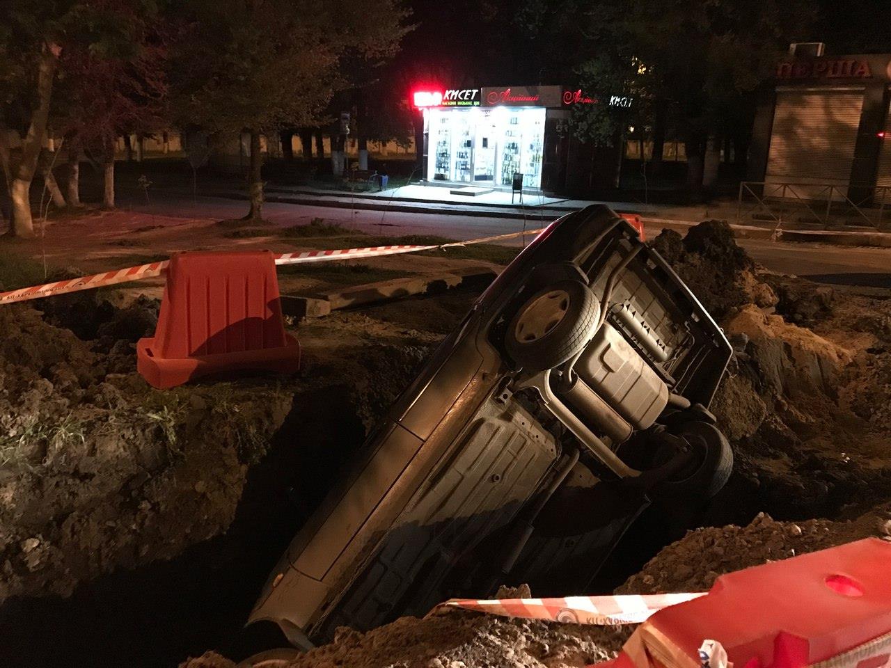 Машина провалилась в яму посреди дороги (фото)