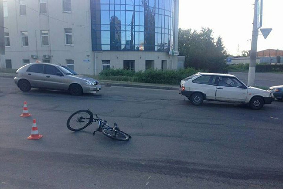 На Холодной горе ВАЗ сбил велосипедиста (фото)