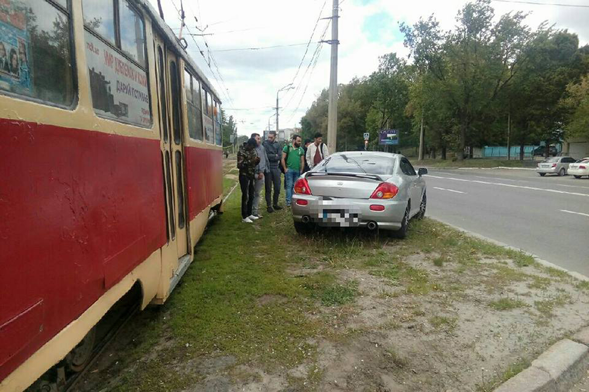 На Клочковской Hyundai Coupe врезался в трамвай (фото)
