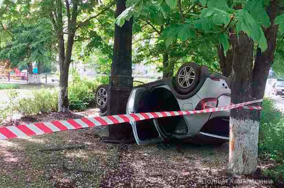 Под Харьковом Renault врезался в столб, есть погибшие (фото)