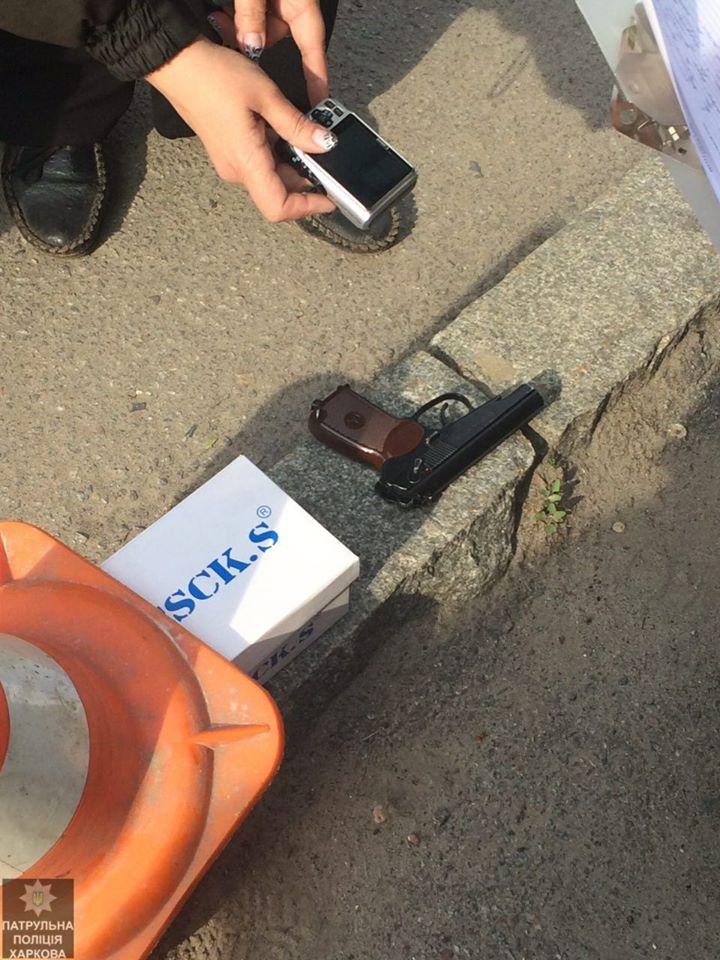Харьковчанин посреди улицы размахивал пистолетом (фото)