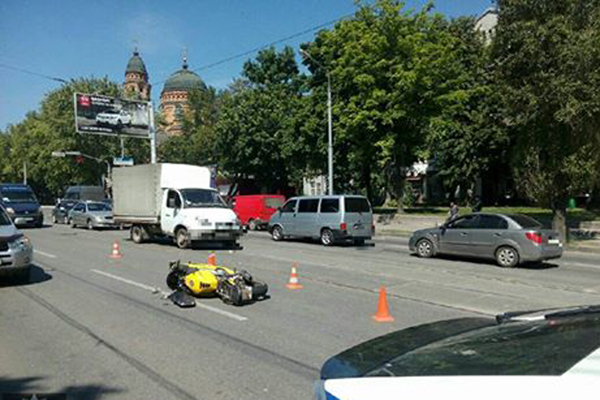 Мотоциклиста, который пытался спасти пешехода, увезли в неотложку (фото)
