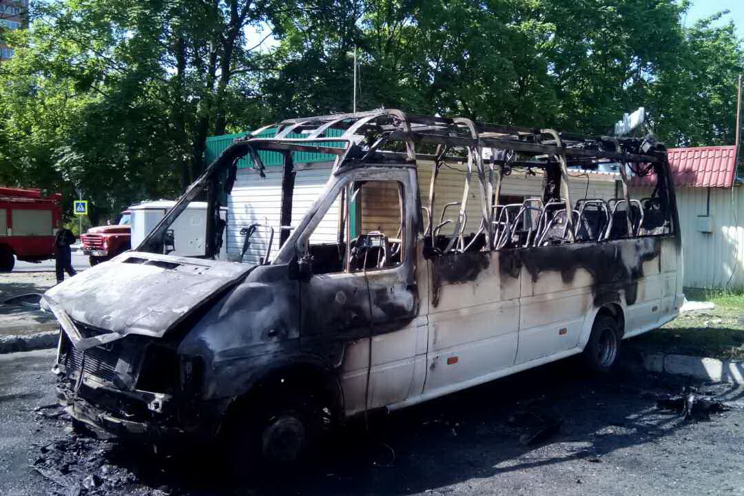 На Алексеевке сгорел микроавтобус, две легковушки получили повреждения (фото)