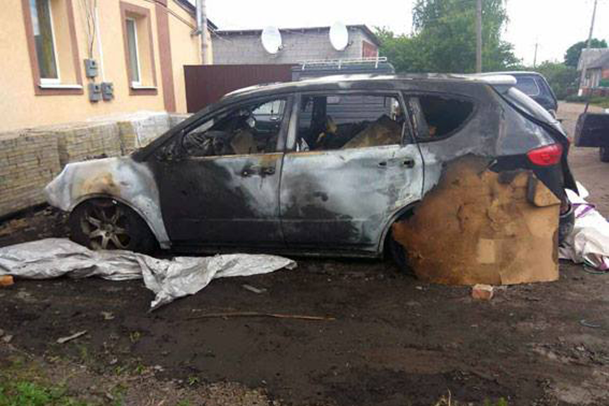 Под Харьковом сожгли два автомобиля (фото)