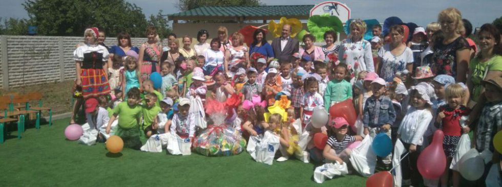 Фонд Вилкула передал подарки в интернаты и детские сады